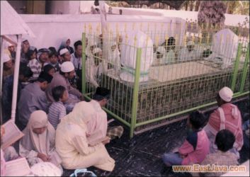 asta_yusuf_grave_01.jpg